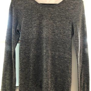 Lululemon long sleeved top size 4